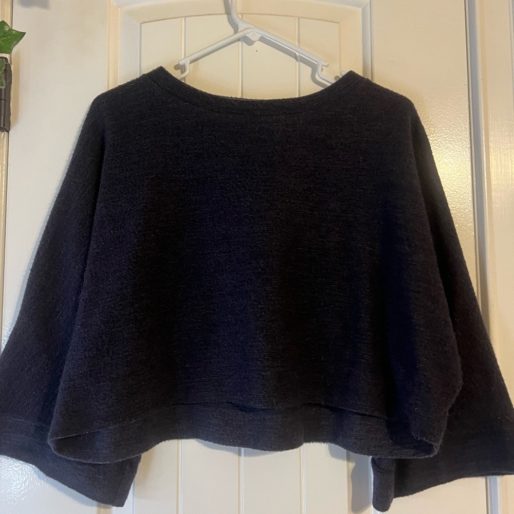 I am selling a Navy Blue cropped El Bloom sweater!
